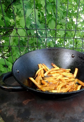 1. Этап. Бургер-гриль красный бархат: На гарнир можно сделать хрустящий картофель на огне, в казане/воке/сковороде.