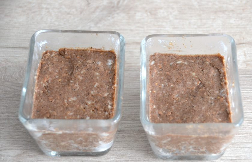 1. Этап. Бездрожжевой кето-хлеб: Формочки для выпечки хлеба смажьте сливочным маслом. Выложите тесто. Разогрейте духовку до 180 градусов. Выпекайте хлеб при температуре 180 градусов 30 минут.