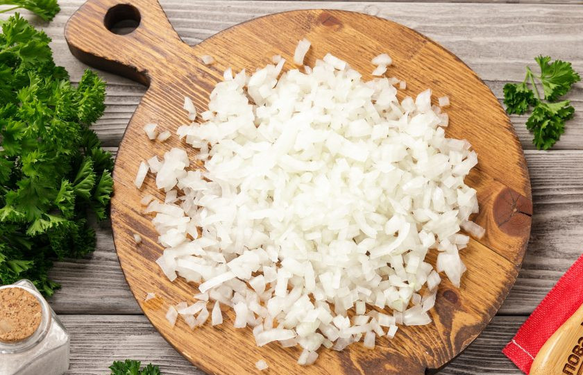 1. Этап. Похлёбка старорусская: Лук нарежьте мелкими кубиками.