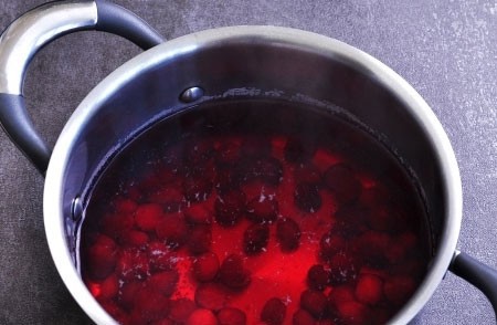 1. Stage. Dogwood Kissel: Rinse the cornel and dip in boiling water, simmer for 10 minutes.