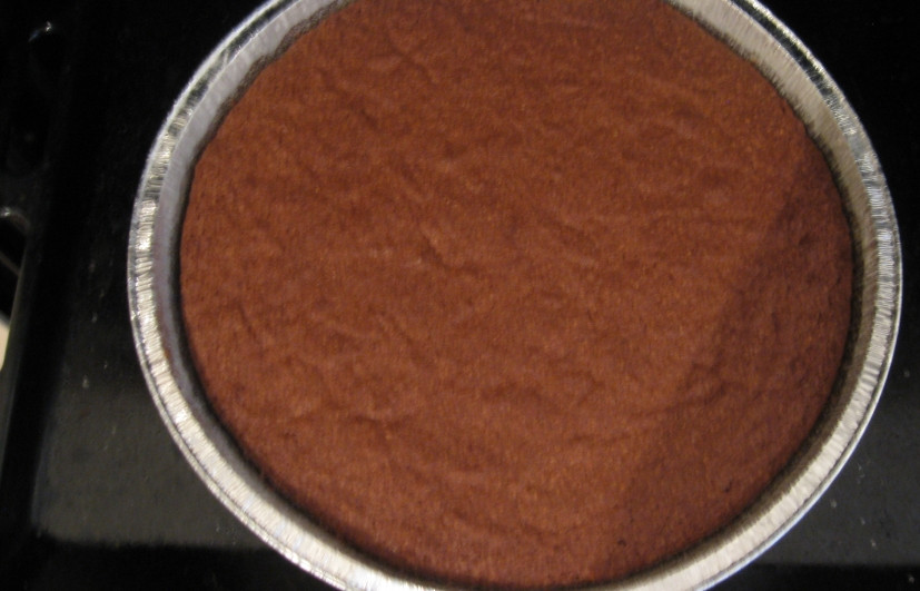 1. Этап. Шоколадный торт с цедрой: 4. Проверяем на готовность спичкой, затем остужаем корж. Можно его разрезать и промазать кремом, но он и без того очень вкусный.