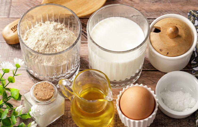 1. Этап. Диетические блины из овсяной муки: Подготовьте все ингредиенты по списку. У меня овсяная цельнозерновая мука грубого помола, но можно взять и обычную муку или просто перемолоть в кофемолке овсяные хлопья быстрого приготовления.