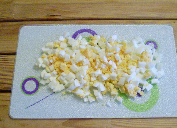 1. Этап. Суп с зеленью и яйцом: 7. Рубим мелко яйца.