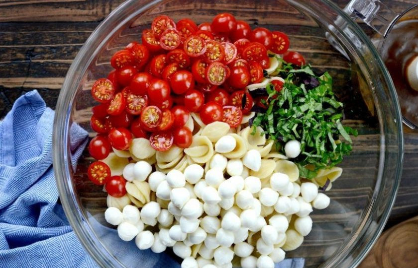 1. Этап. Капрезе паста-салат: 2. Когда паста остынет, соедините её в салатнице с маленькими шариками сыра и половинками помидор. Добавьте нарезанный базилик.