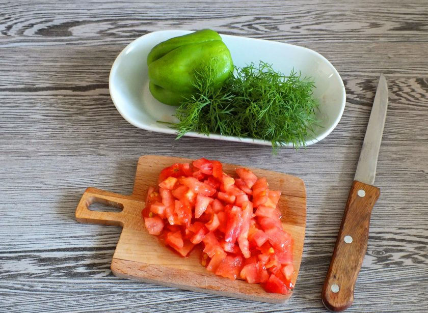 1. Этап. Мини-пиццы из баранок: Помидор нарежьте соломкой или мелким кубиком.