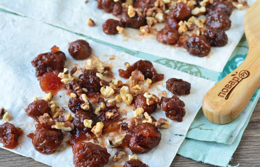 1. Этап. Рулет из лаваша с вареньем: Присыпьте лаваш любыми орешками, подойдут грецкие, арахис или другие.