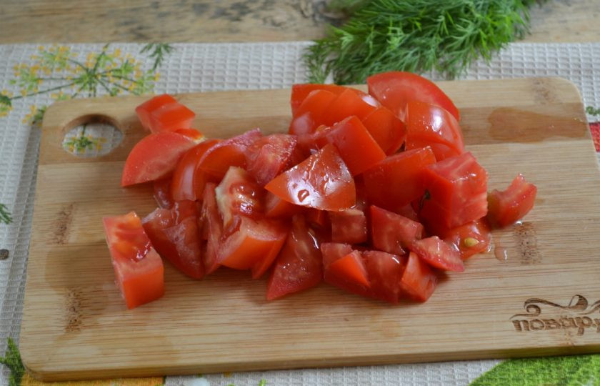 1. Этап. Гуляш из свинины с подливкой: 3. Помидоры нарежьте произвольными кусочками, все равно при тушении они превратятся в ароматную подливку. Чеснок очистите и порежьте на маленькие ломтики.