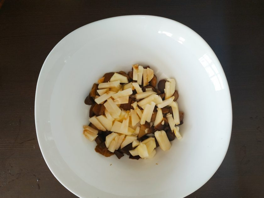 1. Этап. Салат с грибами и яблоками: Яблоки очистите и мелко нашинкуйте. Добавьте в миску к грибам.