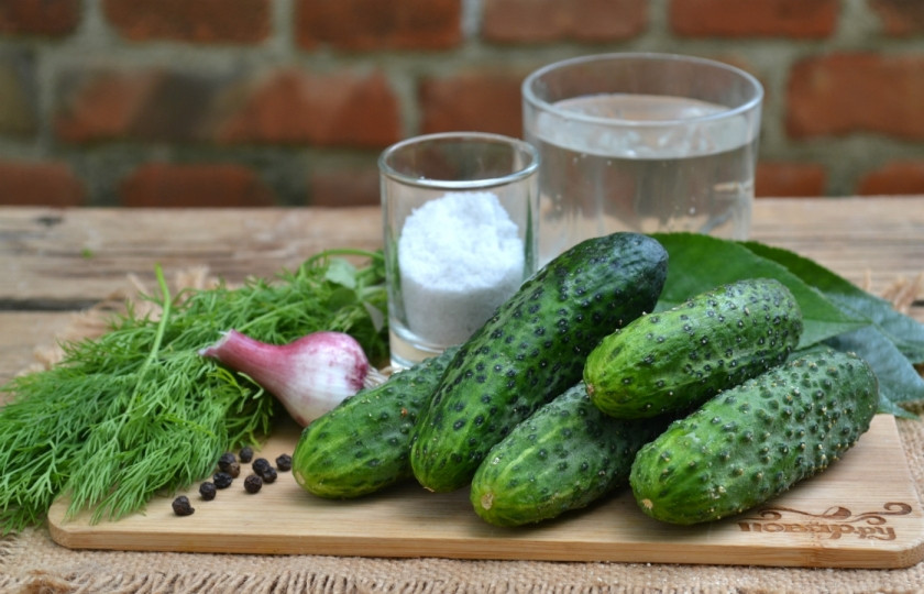 1. Этап. Огурцы на зиму без закатки: Подготовьте все необходимые ингредиенты. Отберите и промойте огурцы, они должны быть примерно одного размера.