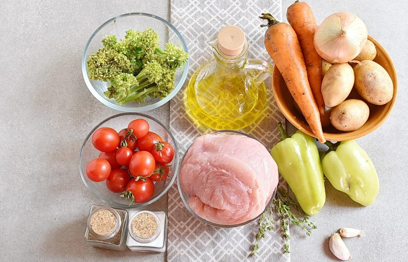 1. Этап. Индейка с овощами на сковороде: Подготовьте ингредиенты.