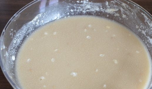 1. Этап. Пирожки на воде: Поставьте разведенные дрожжи на 15 минут в теплое место.