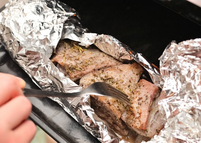 1. Этап. Говядина на кости: Проверьте готовность ребер. Мясо должно легко отделяться от кости. Если чувствуется небольшая жесткость, оставьте блюдо в духовке еще на полчаса, а затем проверьте снова.