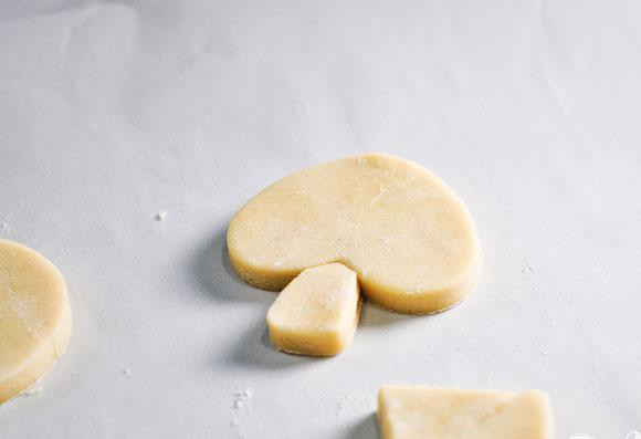 1. Этап. Печенье Алиса в стране чудес: 3. Обрезать тесто формочками до нужной формы. Запекать 10 минут, пока края не начнут темнеть. Дать остыть, прежде чем украшать.