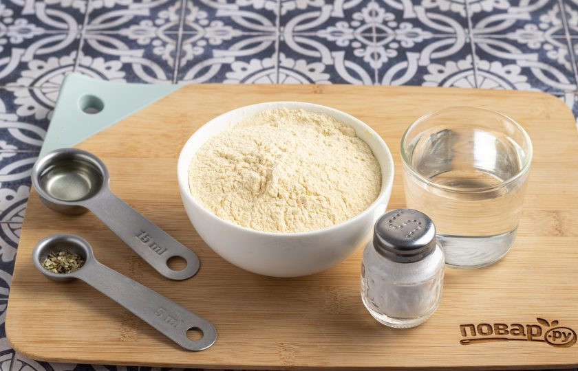 1. Этап. Фарината из гороховой муки: Подготовьте все ингредиенты.