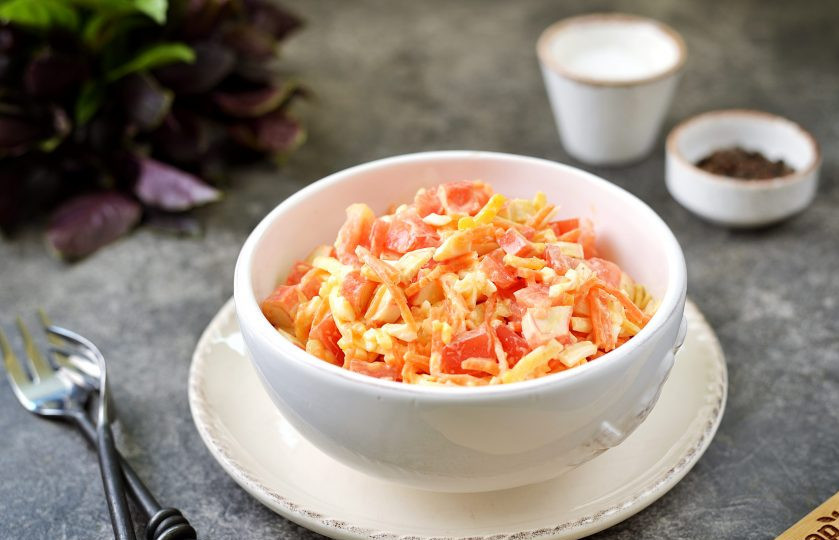 1. Этап. Салат из крабовых палочек, моркови по-корейски и сыра: Очень вкусный и сытный салат из крабовых палочек, моркови по-корейски и сыра готов! Приятного аппетита!