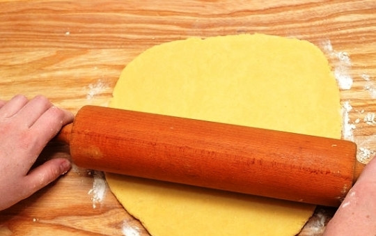 1. Этап. Песочное печенье (простой рецепт): Затем раскатайте тесто толщиной в 7 мм.