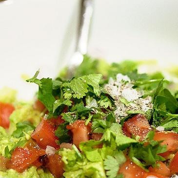 1. Этап. Гуакамоле на гриле: 5. Нарезать помидоры, удалив семена и кожицу. Добавить в миску. Посыпать измельченной кинзой сверху и добавить в соль и перец по вкусу. Смешать вместе все компоненты, добавить приправы, если необходимо. Поставить в холодильник перед подачей.