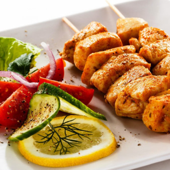 Куриный шашлык на шпажках