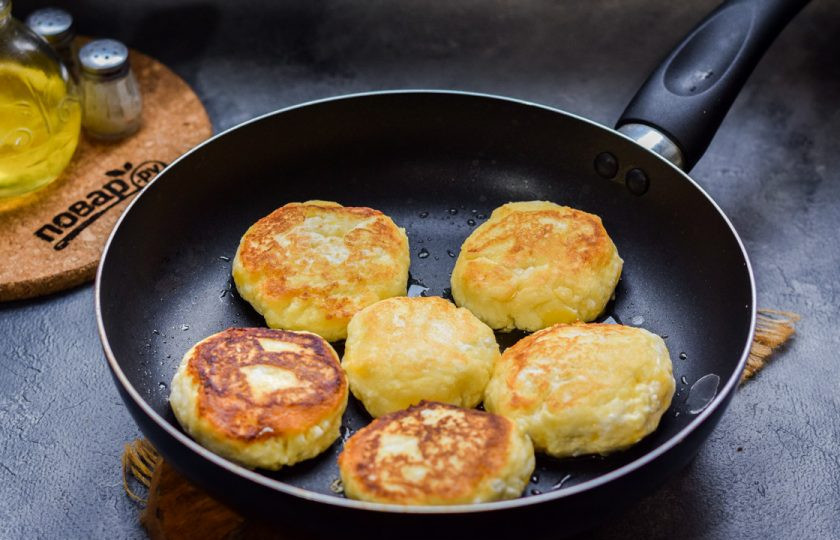 1. Этап. Сырники с маскарпоне: Сформируйте небольшие по размеру сырники, после жарьте на растительном масле, с каждой стороны по 4 минуты на небольшом огне. Готовые сырники подавайте к столу.