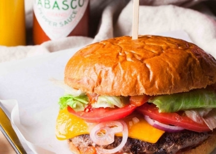 1. Этап. Бургеры из мраморной говядины: Накрываем листьями салата и верхней половинкой булочки, смазанной соусом. Чтобы бургер не разваливался, можно скрепить-проткнуть его деревянной шпажкой.