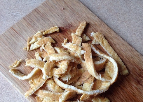 1. Этап. Пекинский салат: Остужаем его и нарезаем соломкой.