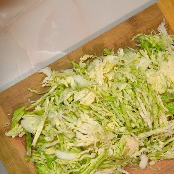 1. Этап. Котлеты из савойской капусты: Капусту тонко нашинковать.