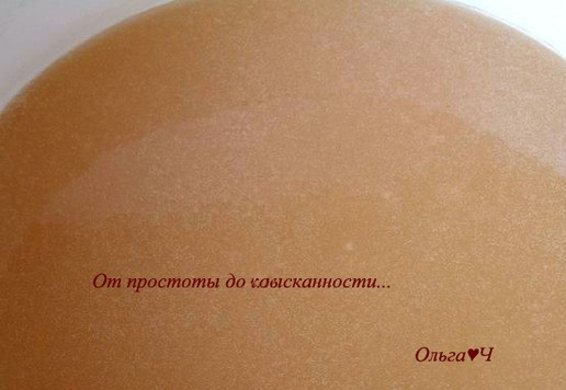 1. Этап. Яблочно-грушевый кисель: Тонкой струйкой, при постоянном помешивании, влейте крахмальную воду в кастрюлю. Доведите до кипения, помешивая. Снимите с огня.