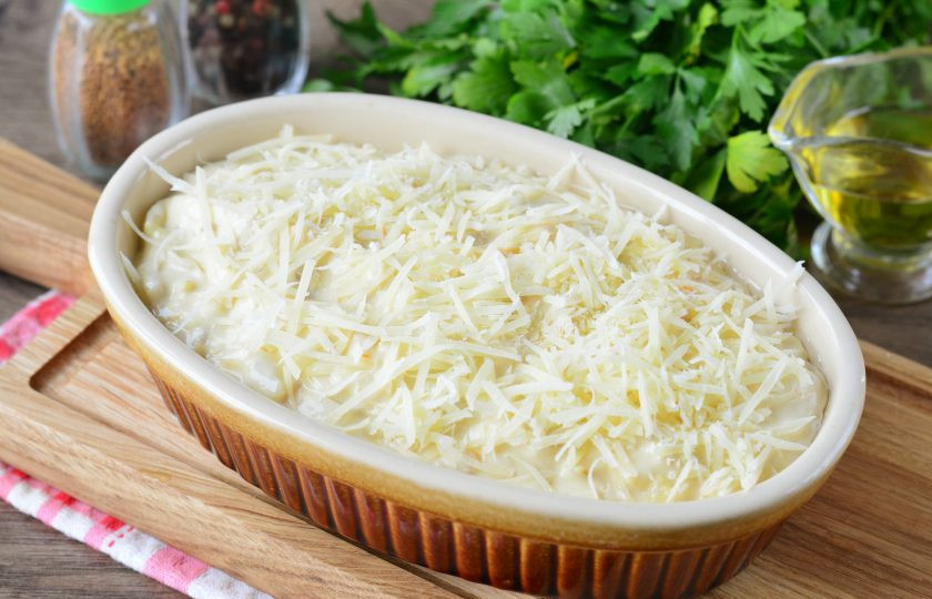 1. Этап. Капустная запеканка на кефире в духовке: Присыпьте запеканку тертым сыром и поставьте в духовку.