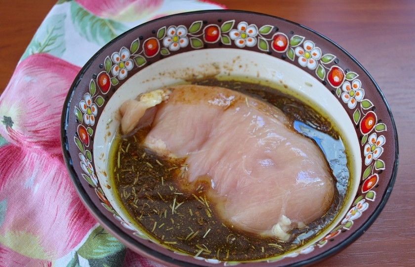 1. Этап. Маринад для индейки в духовке: В получившийся маринад поместите мясо индейки на 30 минут. За это время 2-3 раза переверните мясо в маринаде. Лучше мясо мариновать не в холодильнике, а просто при комнатной температуре. Запекайте мясо в открытом виде на фольге в духовке при 200 градусах.