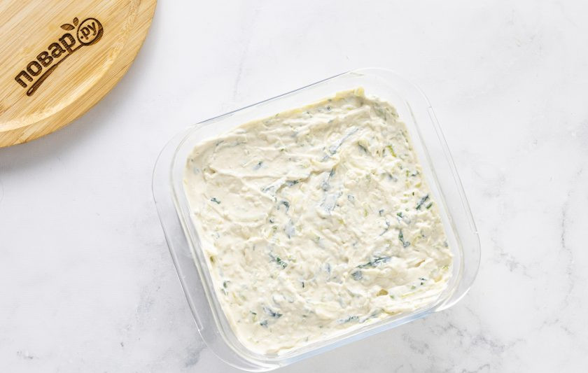 1. Этап. Веганская запеканка из кабачков с тофу: Смешайте основу из тофу с кабачком и шпинатом. Переложите в форму для выпечки. Готовьте запеканку в духовке 35 минут при температуре 200 градусов.