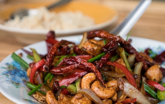 1. Этап. Курица с кешью по-тайски: 10. Перед подачей добавьте острый перец по вкусу, перемешайте аккуратно. Вот такая аппетитная курица с кешью по-тайски получилась. Угощайтесь!