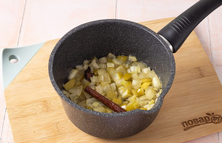 1. Этап. Варенье из сельдерея: Добавьте лимонную кислоту и проварите варенье ещё 1 минуту.