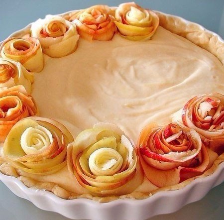 1. Stage. Apple pie with roses: Put the cream on the dough and lay out the apple ribbons in the form of roses.