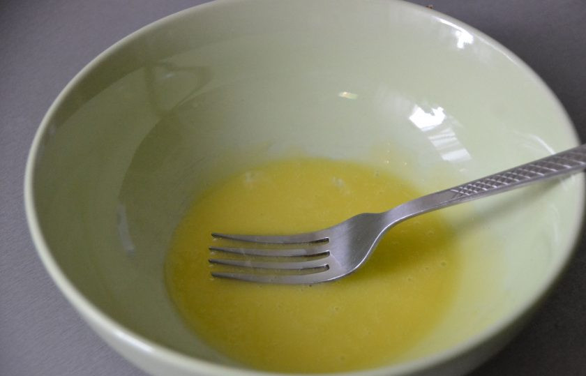 1. Этап. Кош теле татарча: Желтки просто взболтайте вилкой.