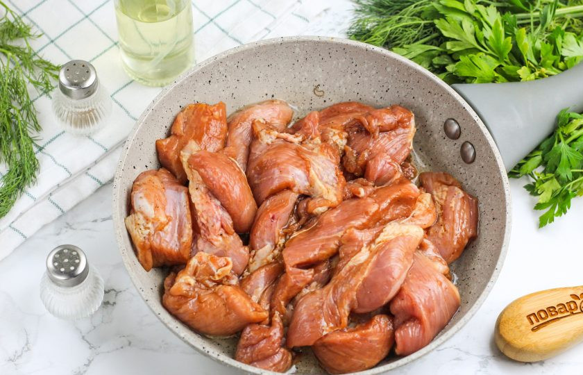 1. Этап. Свиная лопатка на сковороде: Затем прогрейте на сковороде растительное масло и выложите мясо в емкость. Если будете обжаривать пласты свинины, то обжаривайте их по одному по 3-5 минут с каждой стороны.