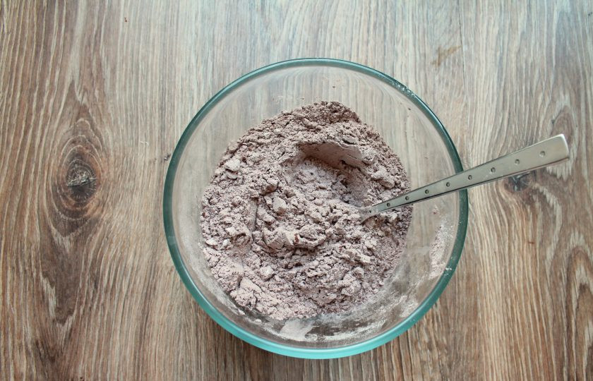 1. Этап. Шоколадный торт на молоке: В миске смешайте какао, муку и разрыхлитель.