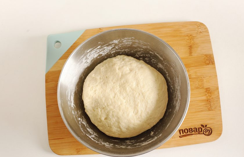 1. Этап. Ложное слоеное тесто: Сначала все перемешайте вилкой или ложкой, а затем переложите все на стол и руками вымешивайте тесто до того момента, пока вся мука не впитается. Тесто должно немного липнуть к рукам, но не обращайте на это внимания. Соберите тесто в шар, заверните в пищевую пленку и уберите в холодильник. В холодильнике тесто должно вылежать часа 3-4, а можно оставить его на ночь. Если вы совсем передумали печь, то уберите его в морозилку до нужного момента.