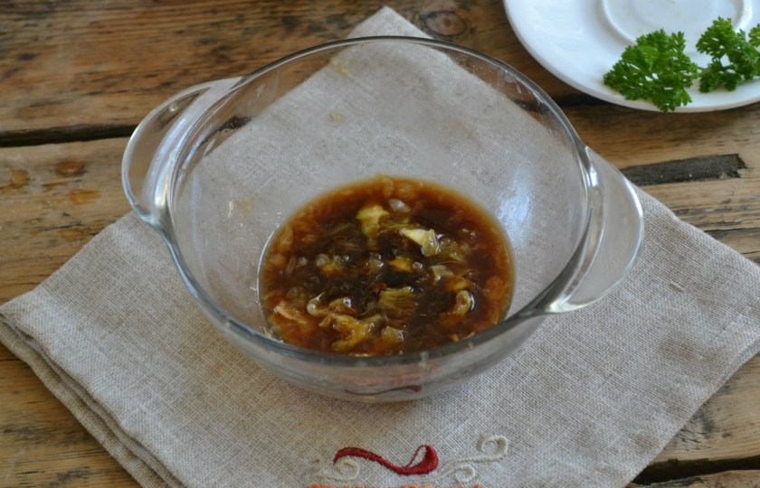 1. Этап. Мясо под сладким соусом: Приготовьте соус. Отделите мякоть апельсина от кожуры, измельчите и положите в маринад. Перелейте массу в сотейник, уваривайте на медленном огне до испарения жидкости.