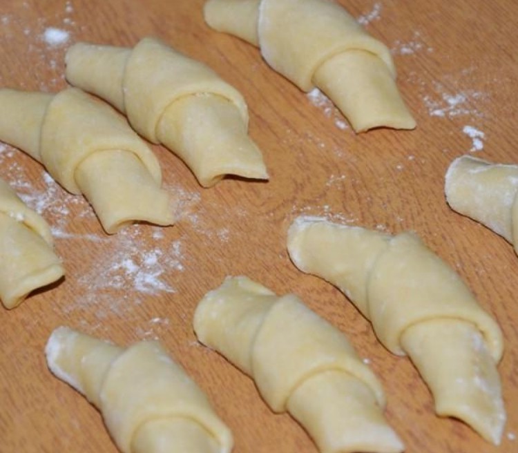 1. Stage. Curd bagels: Place bagels on a baking sheet and put in the freezer for 25-30 minutes.