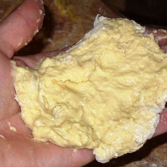 1. Этап. Пирожки со щавелем: При формировании пирожков ваши ладони должны быть все время в муке, иначе тесто будет липнуть к рукам. На присыпанную мукой ладонь кладем кусочек теста, формируем из него лепешку.