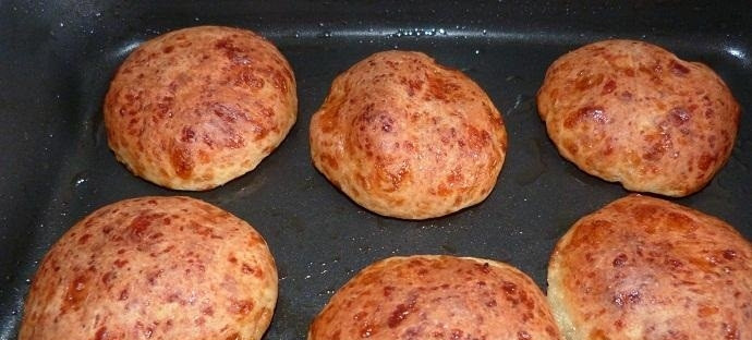 1. Этап. Быстрые творожные булочки: 7. Ставим противень в разогретую до 210 градусов духовку на пятнадцать минут.