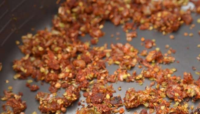 1. Этап. Говядина (гуляш): К обжаренному луку добавьте тмин, красный перец и парику. Тщательно всё перемешайте.