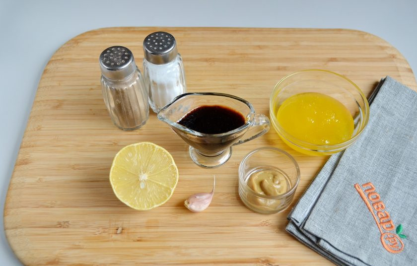 1. Этап. Простой маринад для курицы из меда и горчицы: 1. Подготовьте продукты для маринада: натуральный жидкий мед, соевый соус, горчицу, лимонный сок, чеснок (по желанию), соль и перец. Другие специи по желанию.