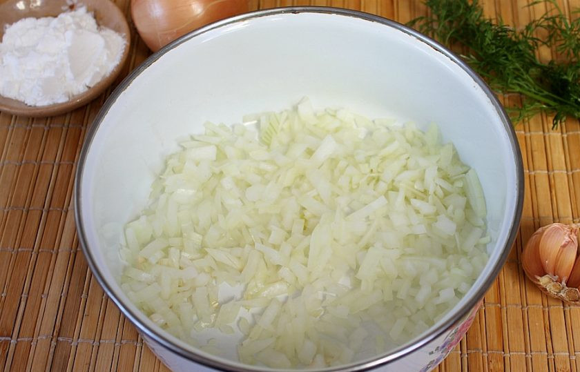 1. Этап. Ландорики из курицы: Лук чистим и режем мелко.