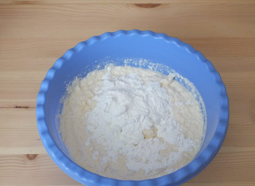 1. Этап. Творожная запеканка с инжиром: Добавьте крахмал и еще раз хорошо перемешайте. Включите духовку на 180 градусов.