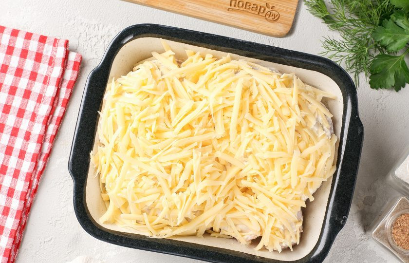 1. Этап. Куриные ножки со сметаной и сыром: Сверху посыпьте тёртым сыром и отправьте в разогретую до 200 градусов духовку примерно на 40 минут.