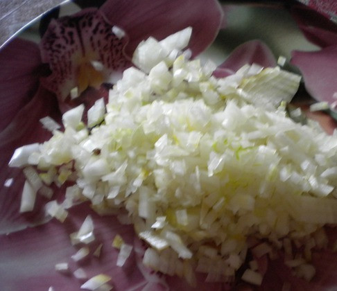 1. Этап. Баклажаны по-армянски: 2. Лук чистим, моем и мелко режем.