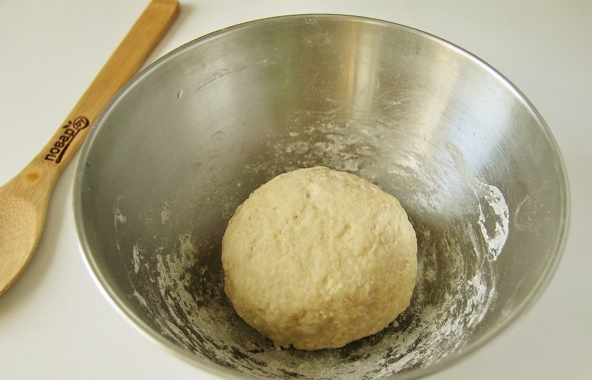 1. Этап. Диетические чебуреки: Замесите тесто, в процессе если необходимо добавляя еще небольшое количество муки. Готовое тесто не должно липнуть к рукам. Соберите его в шар, заверните в пищевую пленку и уберите в холодильник на 1 час.