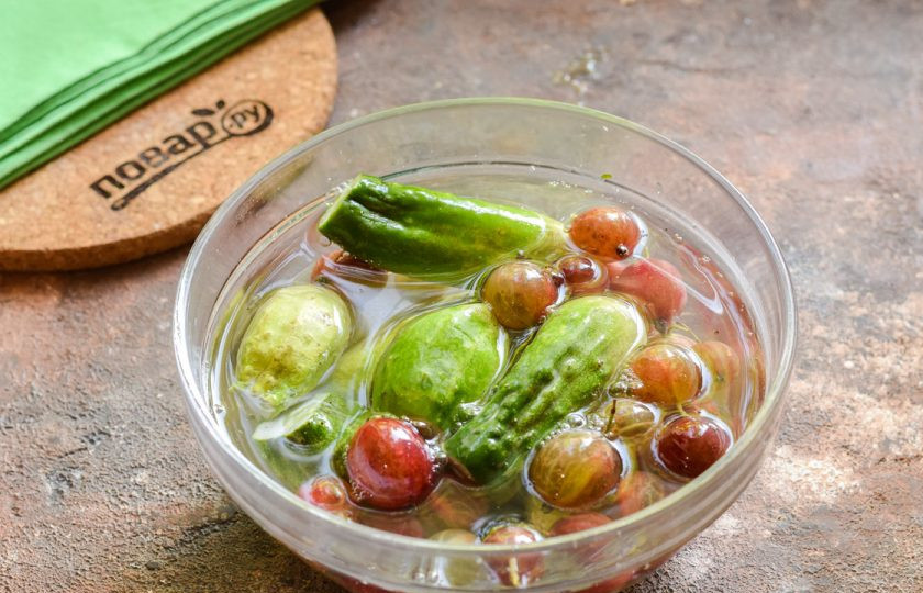 1. Этап. Огурцы с крыжовником на зиму: Огурцы и крыжовник вымойте, просушите. У всех огурцов обрежьте хвостики с обеих сторон.