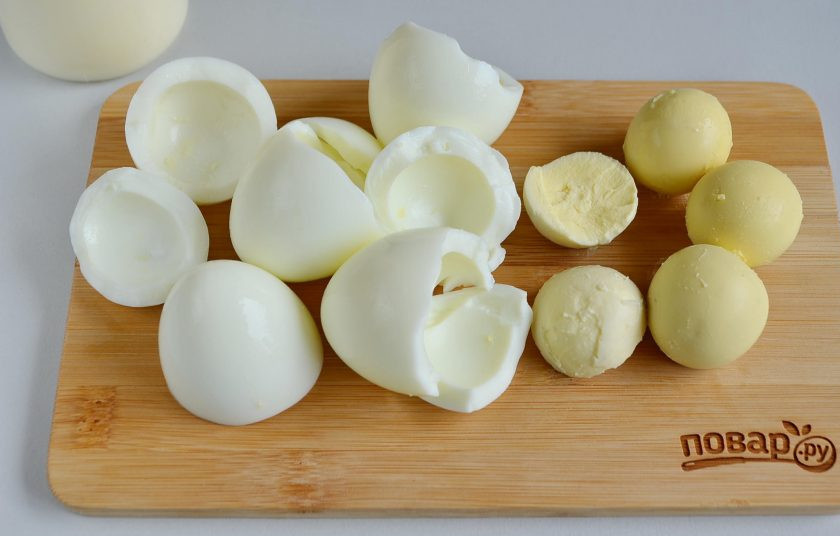 1. Этап. Салат Пасхальный кролик: 5. Отделите желтки от белков. Желтки порубите ножом и отправьте в салатник к остальным ингредиентам, а белки натрите на мелкой терке, они послужат шубкой для кролика.